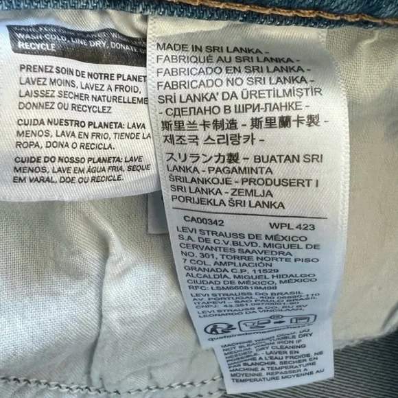 Levi's High Waisted Mom Jeans In A Light Blue Wash Size 30 - Picture 12 of 13